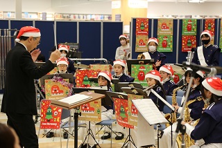 足立ジュニア吹奏楽団がアリオ西新井でクリスマスリモートライブを行う様子