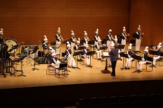 足立ジュニア吹奏楽団が西新井文化ホールで定期演奏会を行う様子