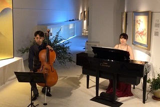 六町ミュージアムフローラでのチェロ奏者とピアノ奏者の演奏の様子