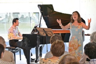六町ミュージアムフローラでのソプラノ歌手の歌唱とピアノ奏者の演奏の様子