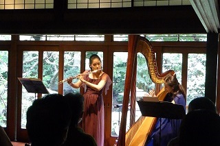 昭和の家（平田邸）でのフルート奏者とハープ奏者の演奏の様子