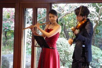 昭和の家（平田邸）でのフルート奏者とヴァイオリン奏者の演奏の様子
